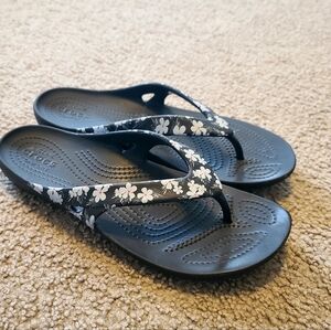 Women's 8, Iconic CROCS Black Floral Flip Flops
